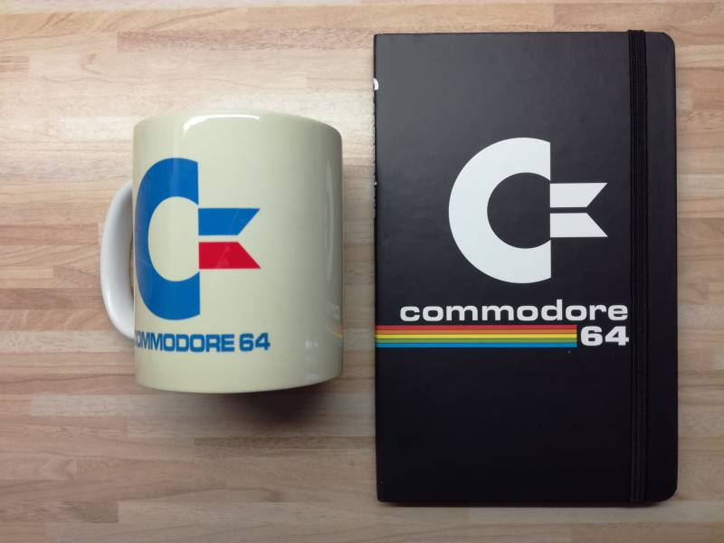 Tasse und Notizbuch mit Commodore-64-Logo